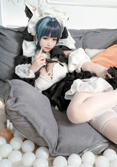 他趴在两腿中间舔我高潮的视频
